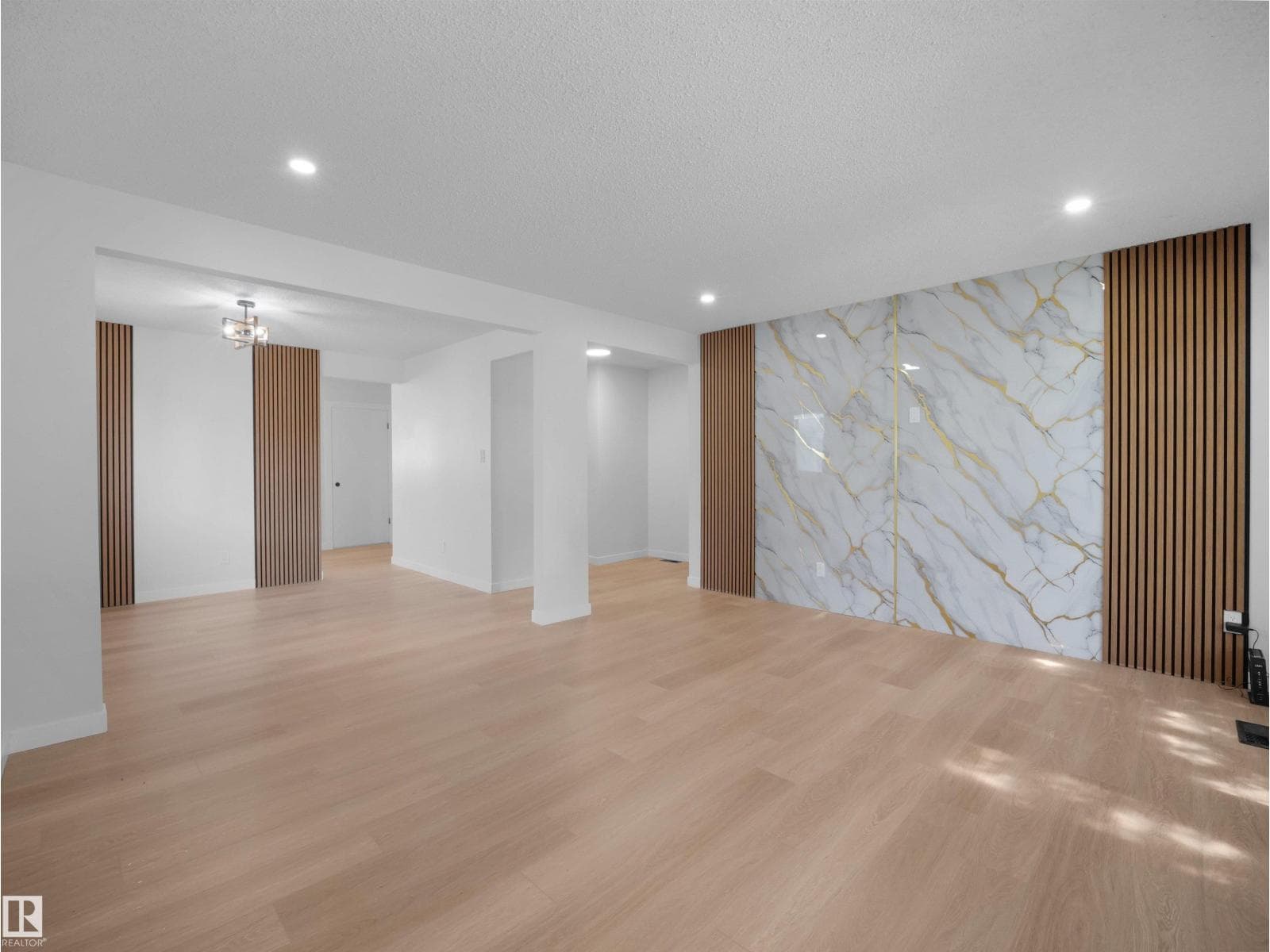 8804 19 AV NW — photo 4