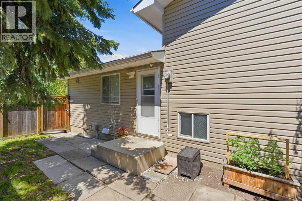 151 Templevale Place NE — photo 4