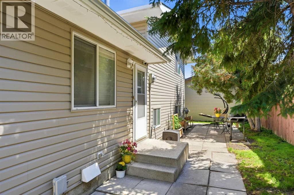 151 Templevale Place NE — photo 3