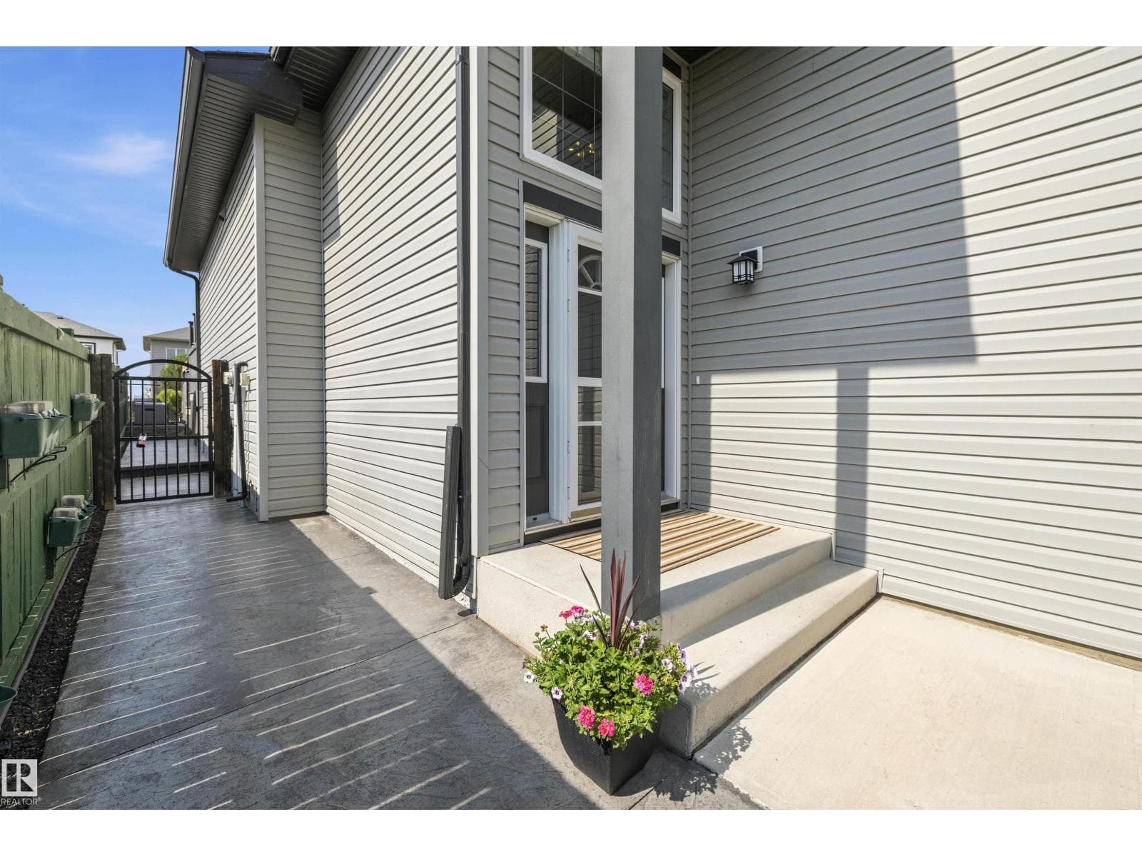 114 WOODHILL LN — photo 3