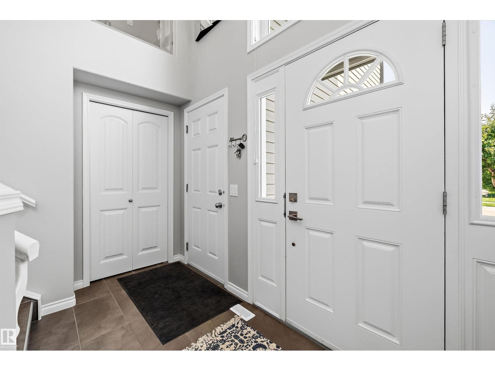 114 WOODHILL LN — photo 4