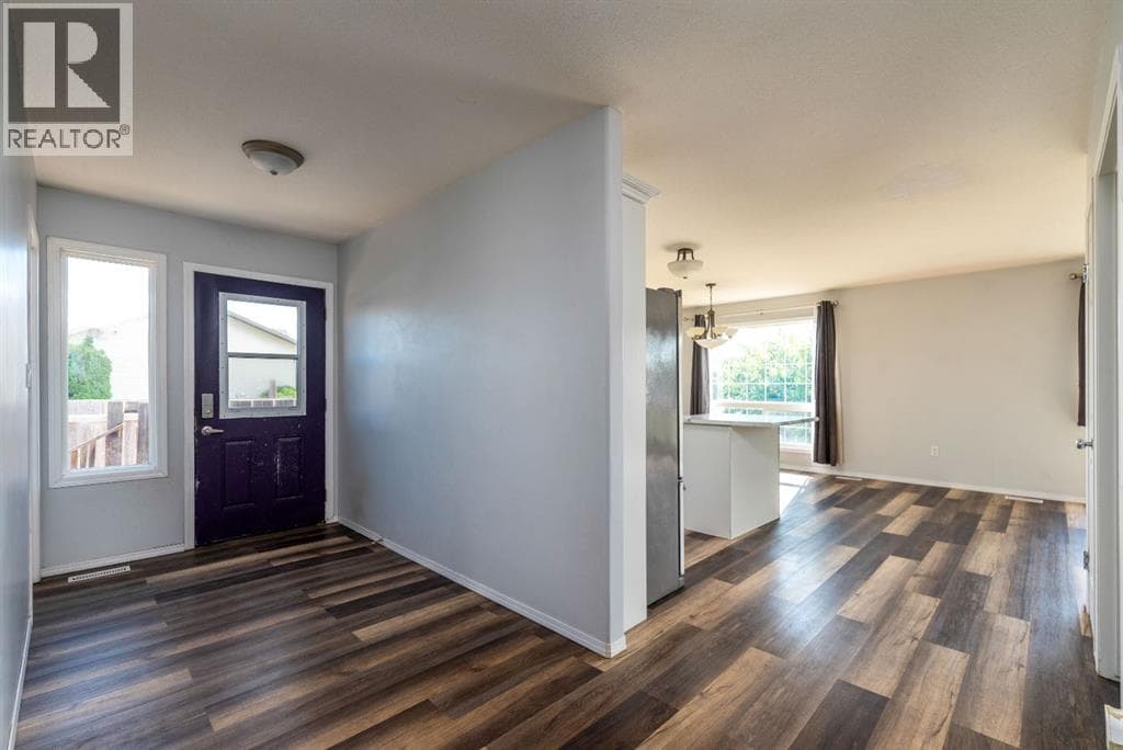 1501 49 Avenue — photo 3