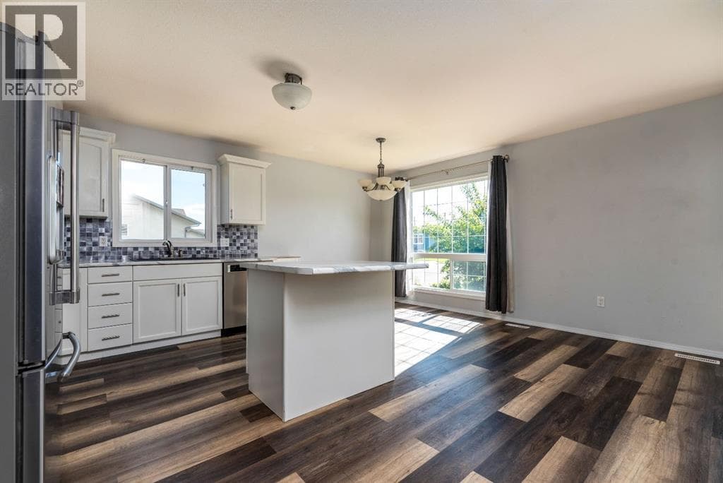 1501 49 Avenue — photo 4