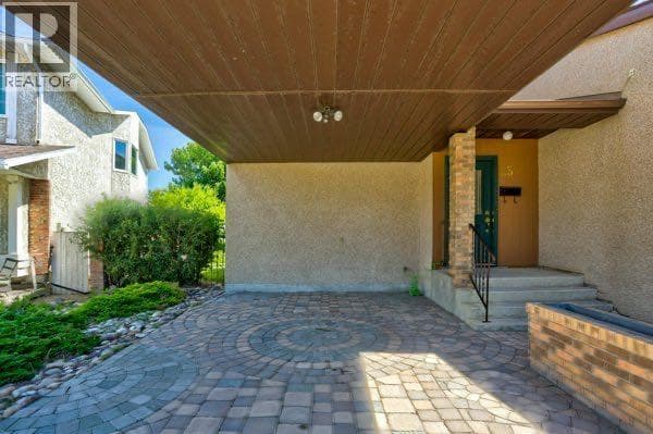 23 Niska Place W — photo 2