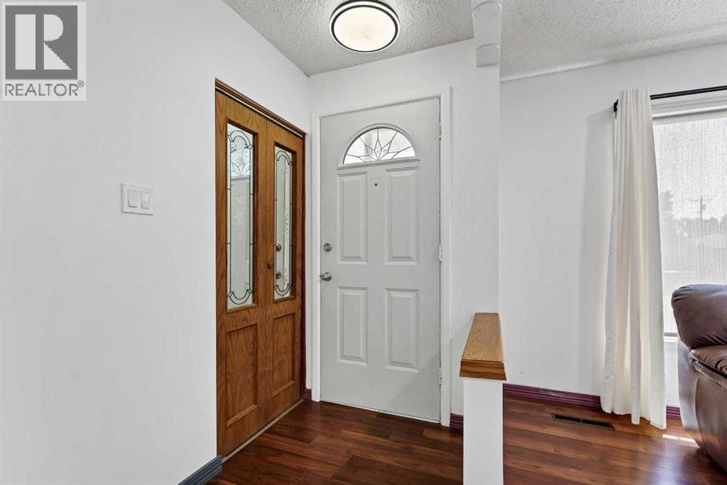 1120 1 Avenue NE — photo 3