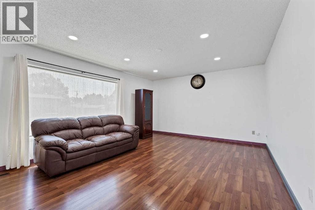 1120 1 Avenue NE — photo 4