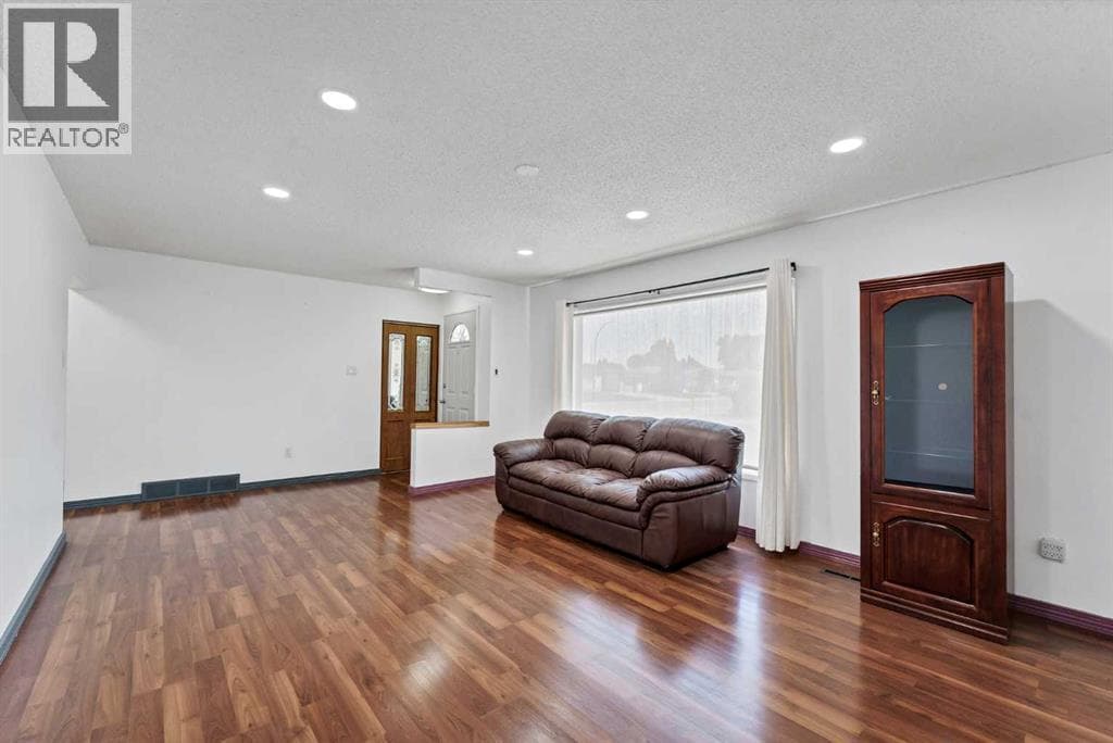 1120 1 Avenue NE — photo 5