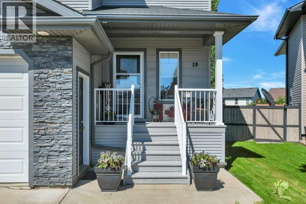 19 Lougheed Close — photo 2