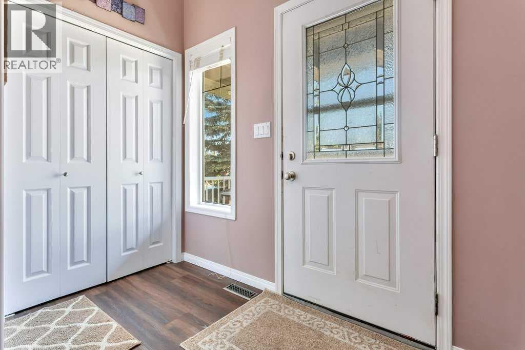 19 Lougheed Close — photo 3