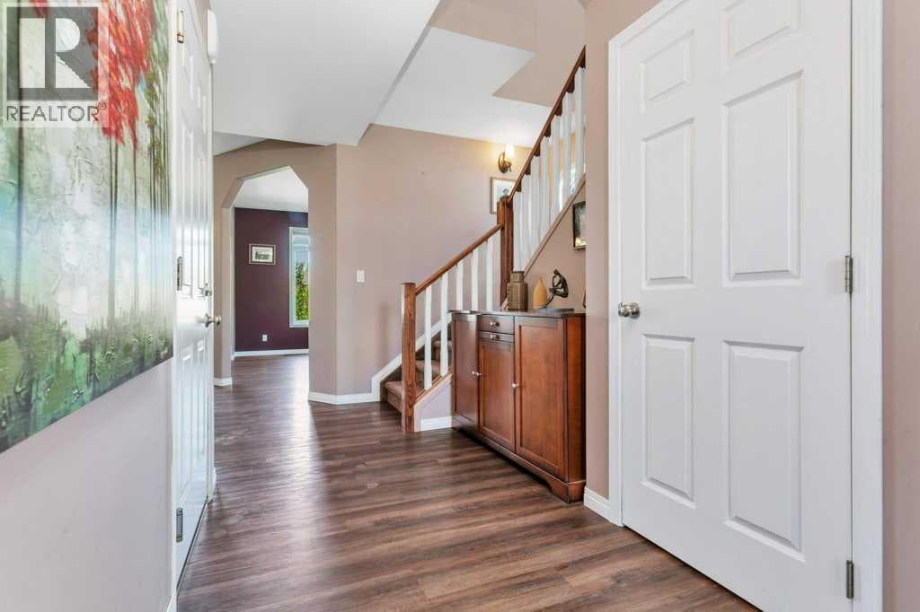 19 Lougheed Close — photo 4