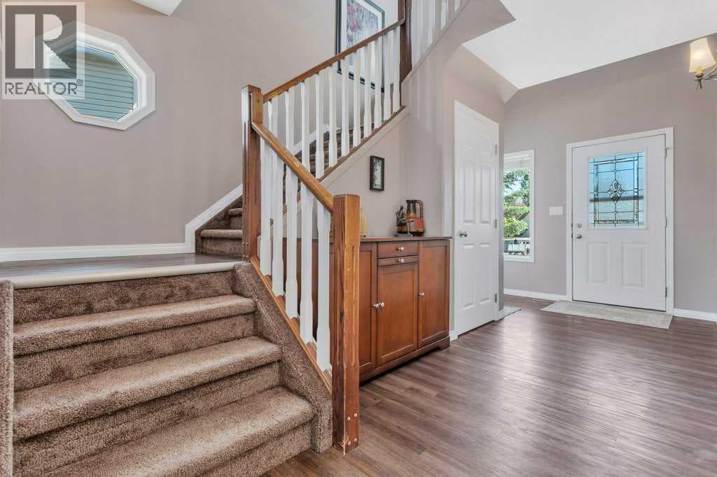 19 Lougheed Close — photo 5