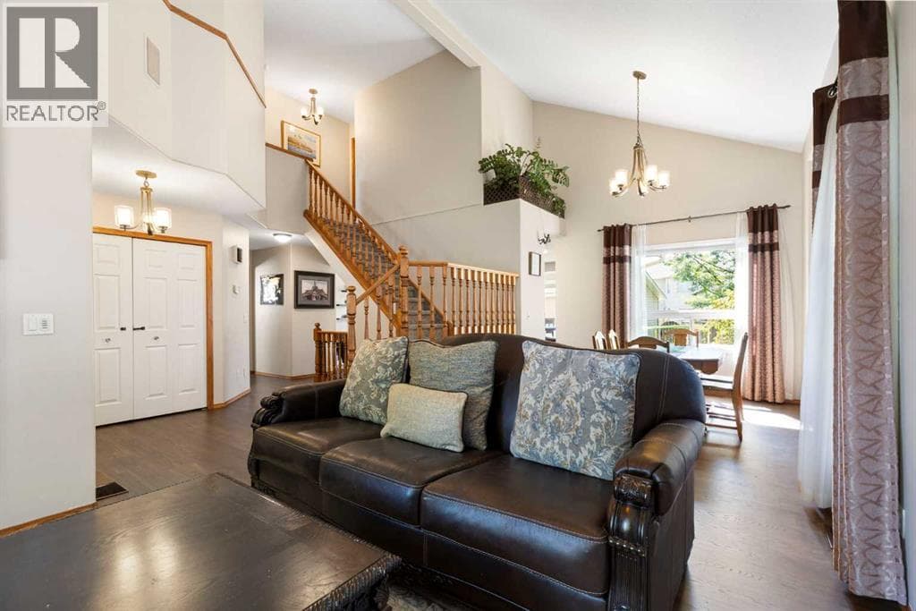 51 Mckenzie Lake Crescent SE — photo 4