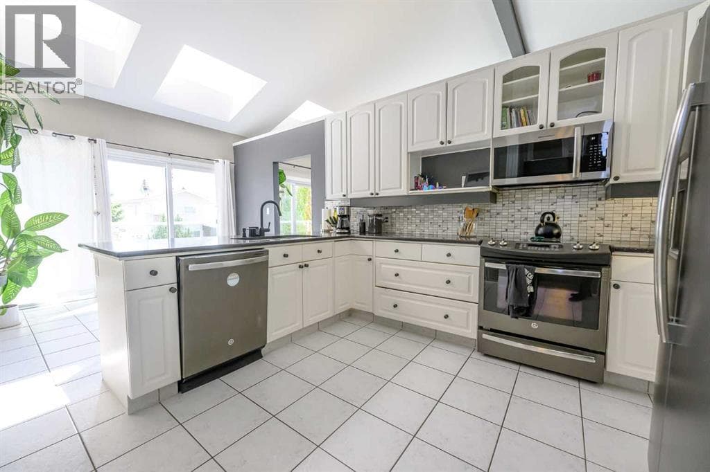 6105 95 Street — photo 2