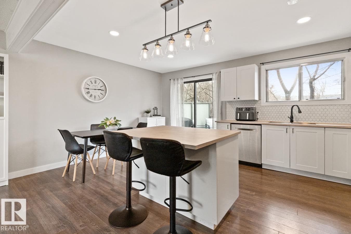 20 CARAGANA AV — photo 2