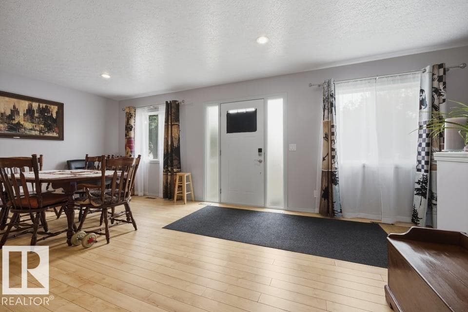 9530 122 AV NW — photo 3