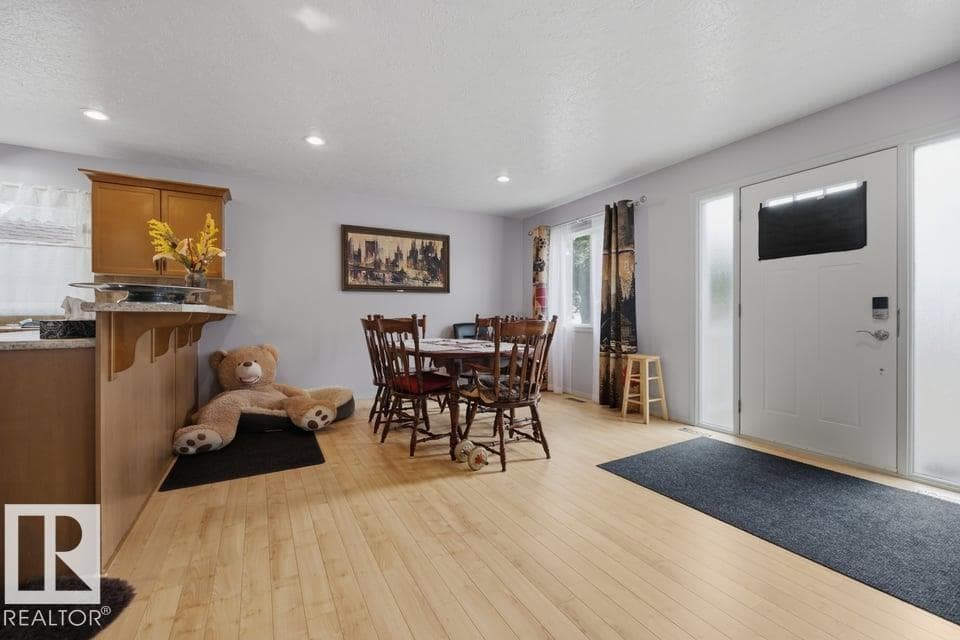 9530 122 AV NW — photo 5