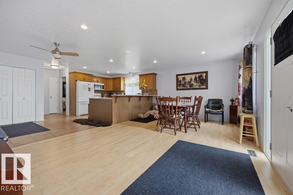 9530 122 AV NW — photo 4