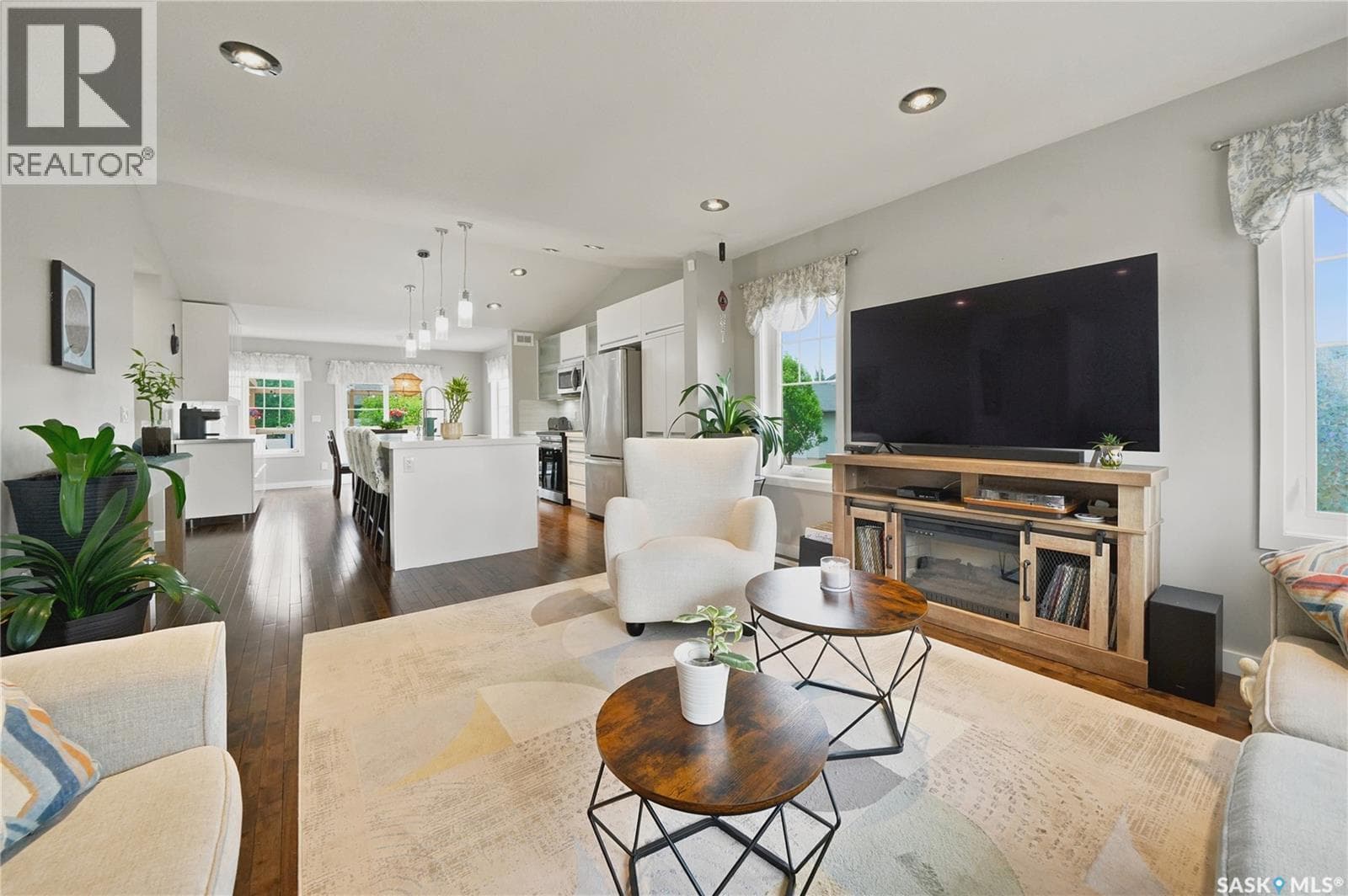 303 East Hampton BOULEVARD E — photo 3