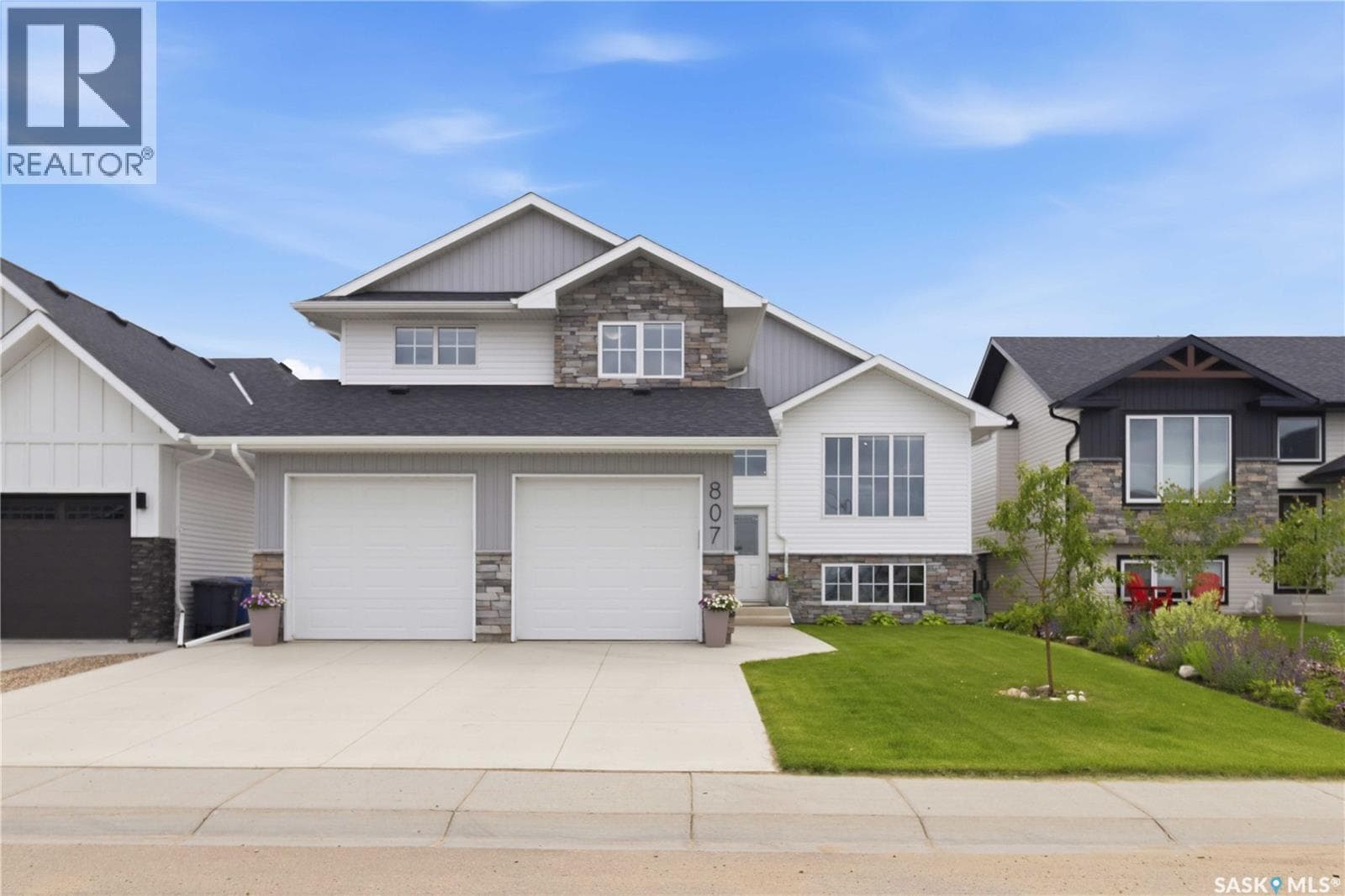 807 Weir CRESCENT