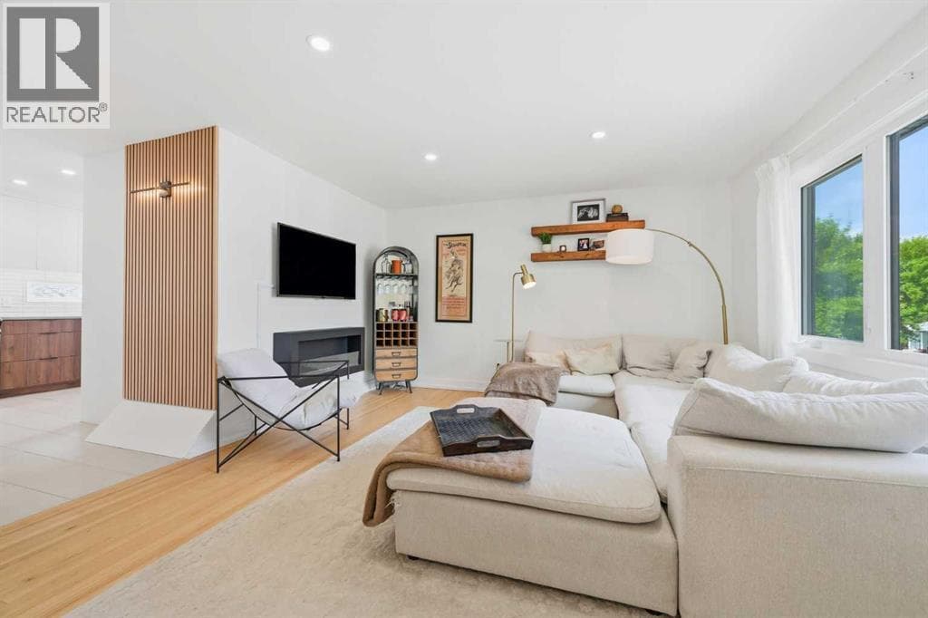 2119 22 Avenue SW — photo 3