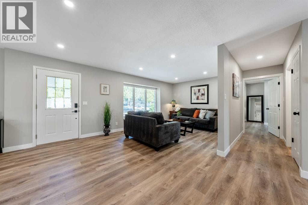 10423 Mapleridge Crescent SE — photo 4