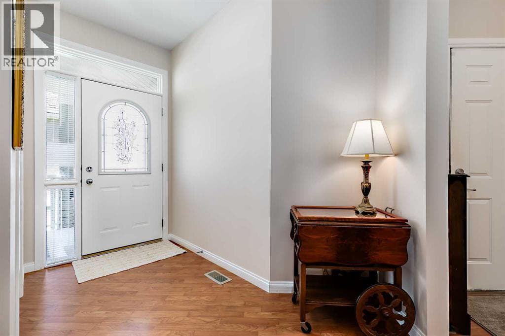 66 Royal Manor NW — photo 2