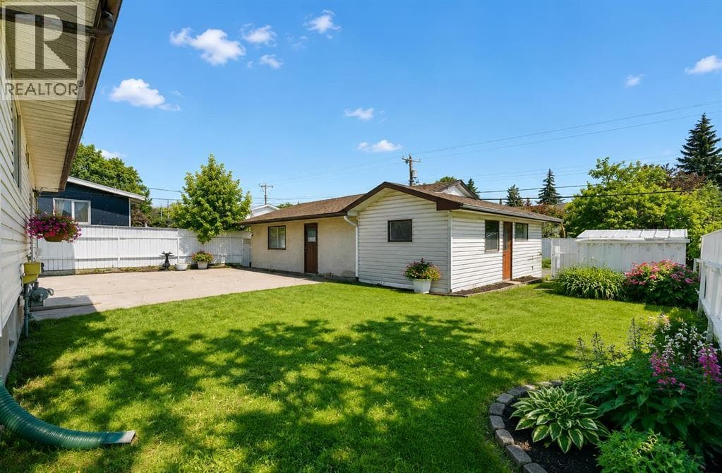 912 Stonehaven Road SW — photo 3