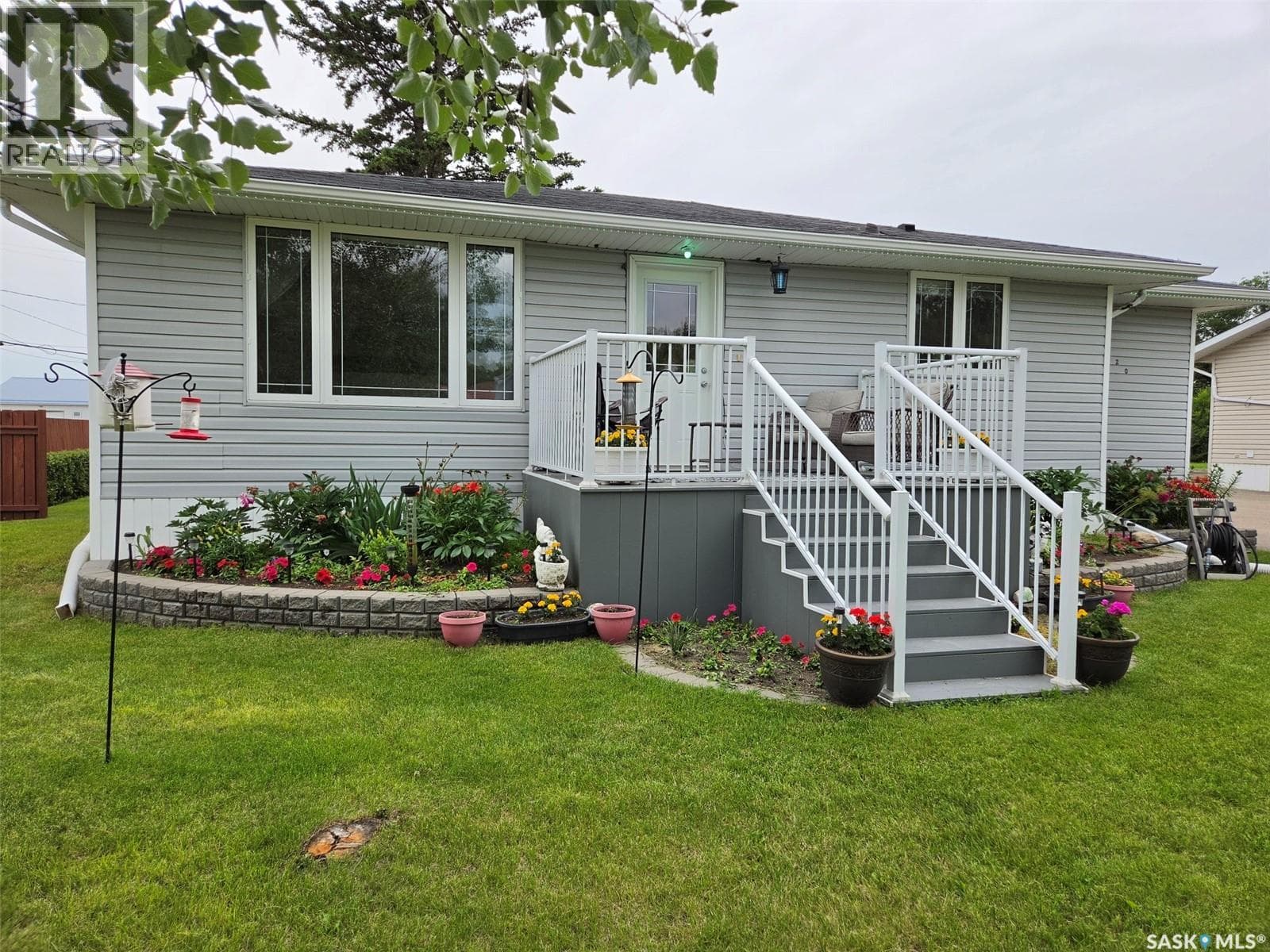320 6th STREET W