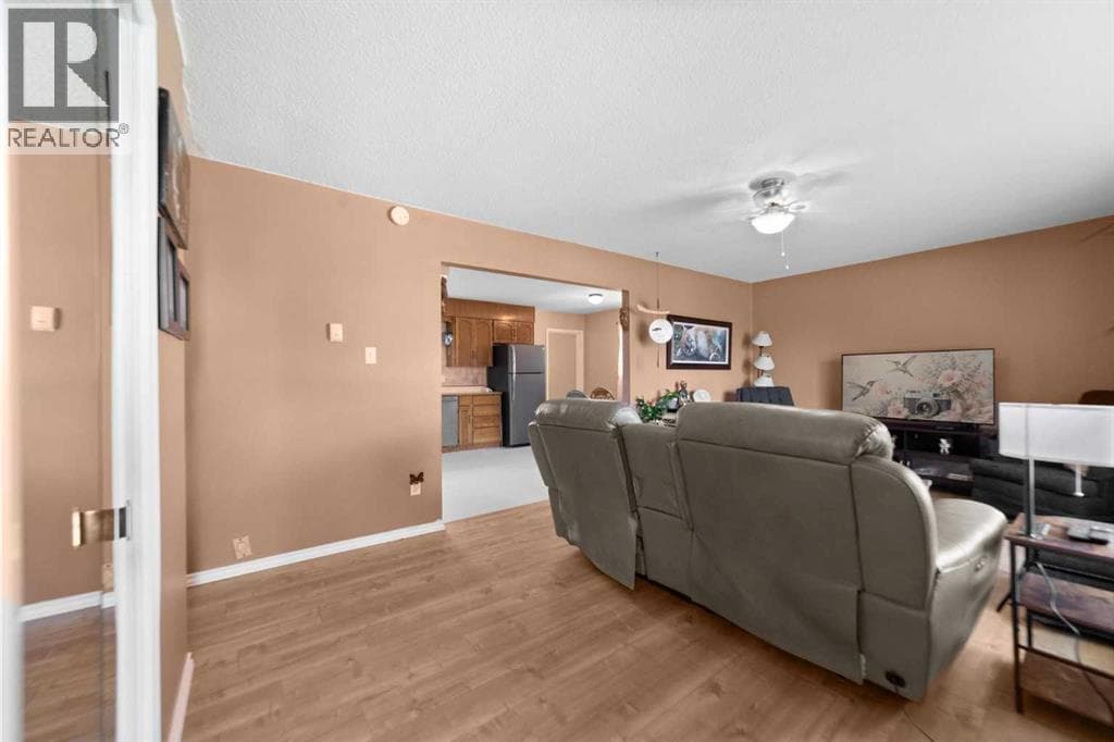 5016 53 Street — photo 3