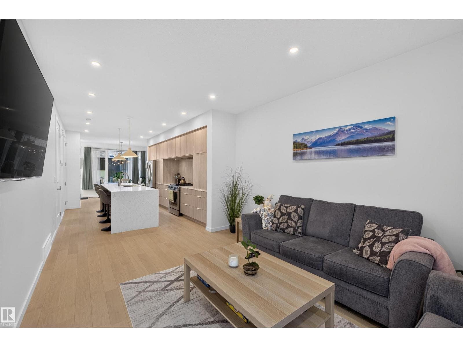 8551 81 AV NW — photo 4