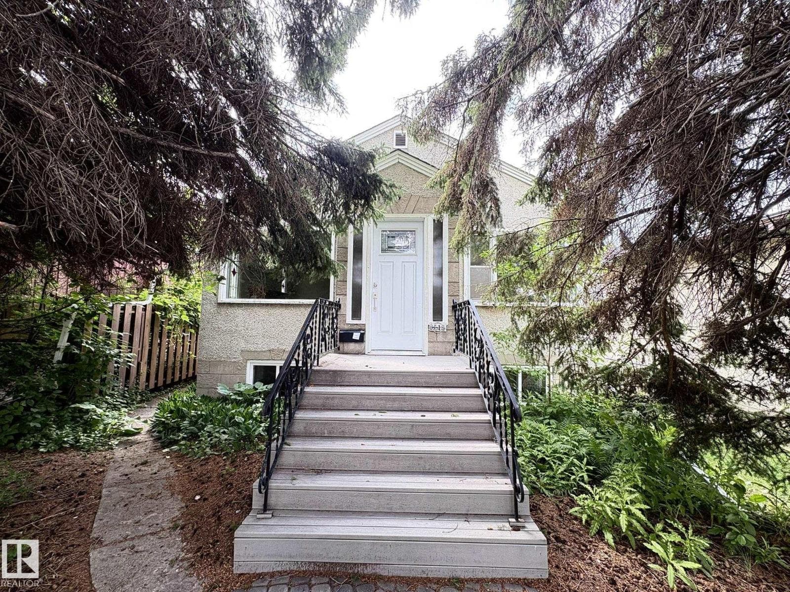 9513 88 AV NW