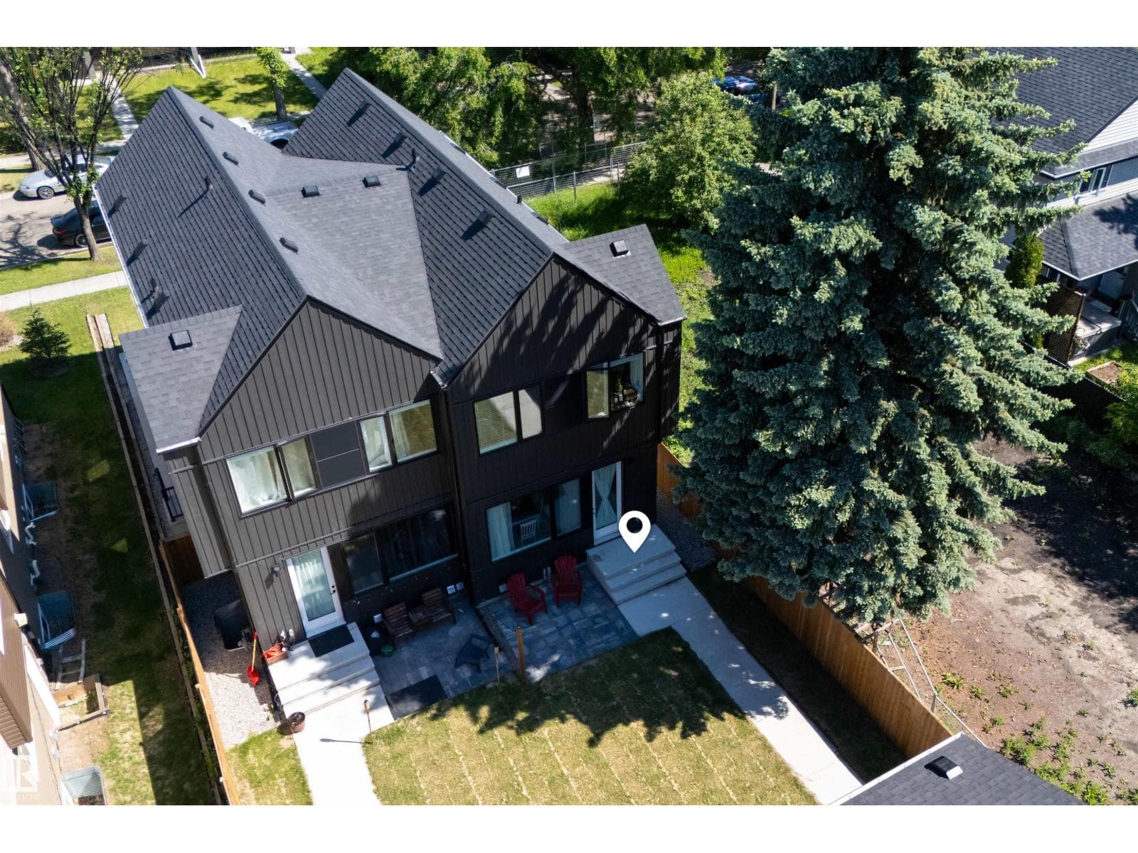8551 81 AV NW — photo 2