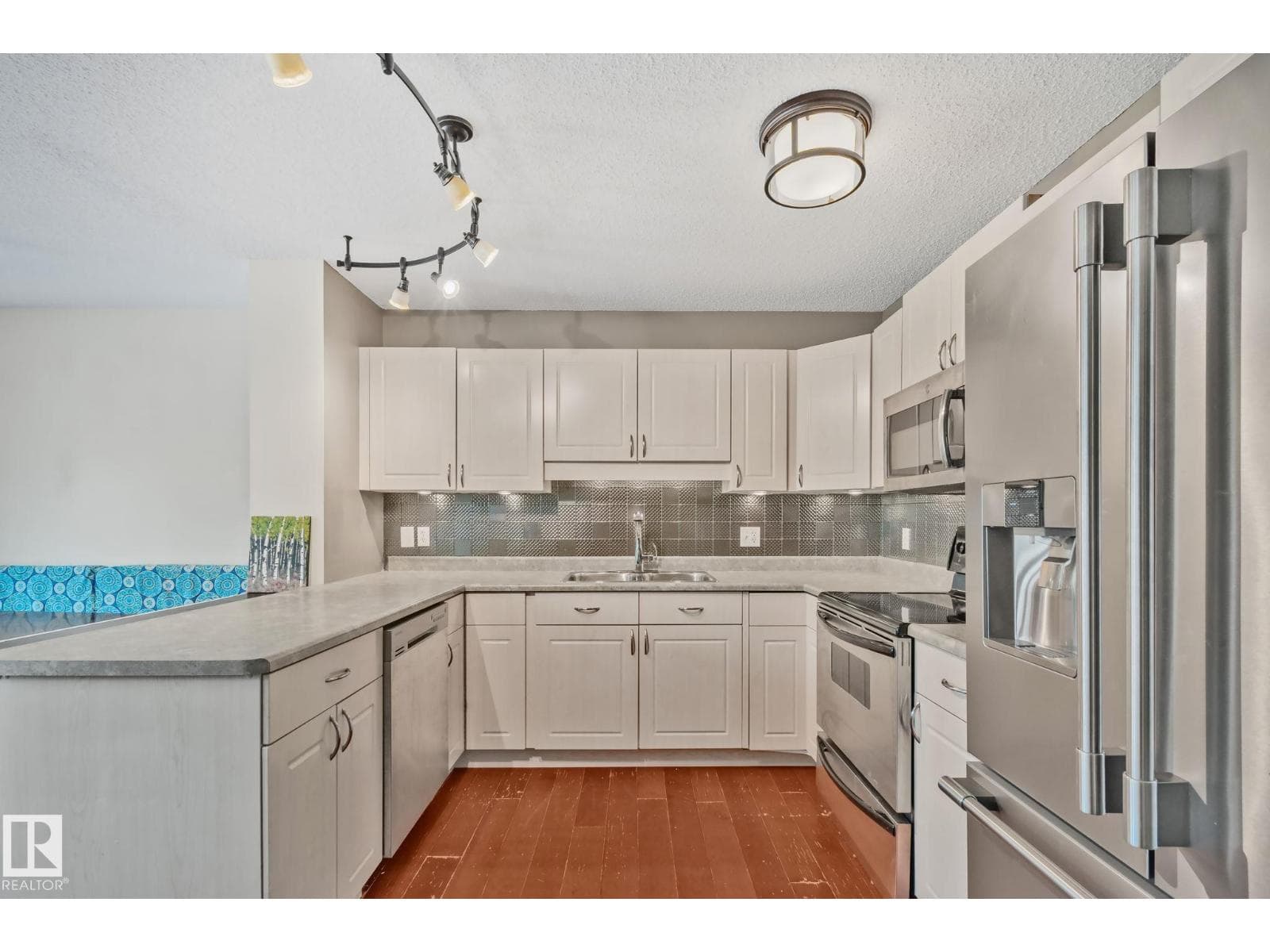 12248 16 AV SW — photo 3