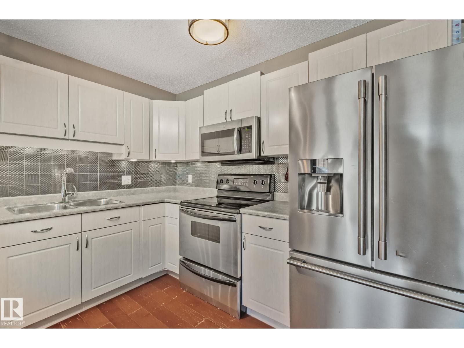 12248 16 AV SW — photo 2