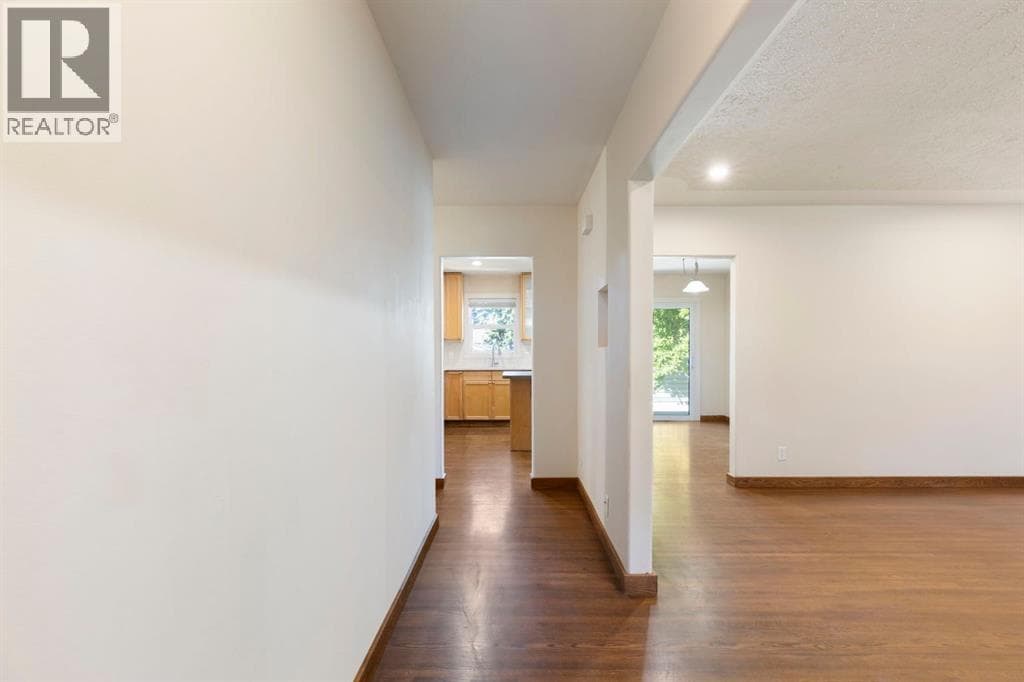 69 Winslow Crescent SW — photo 3