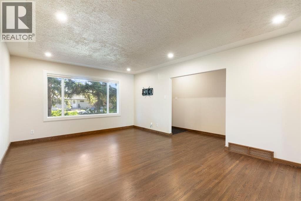 69 Winslow Crescent SW — photo 4
