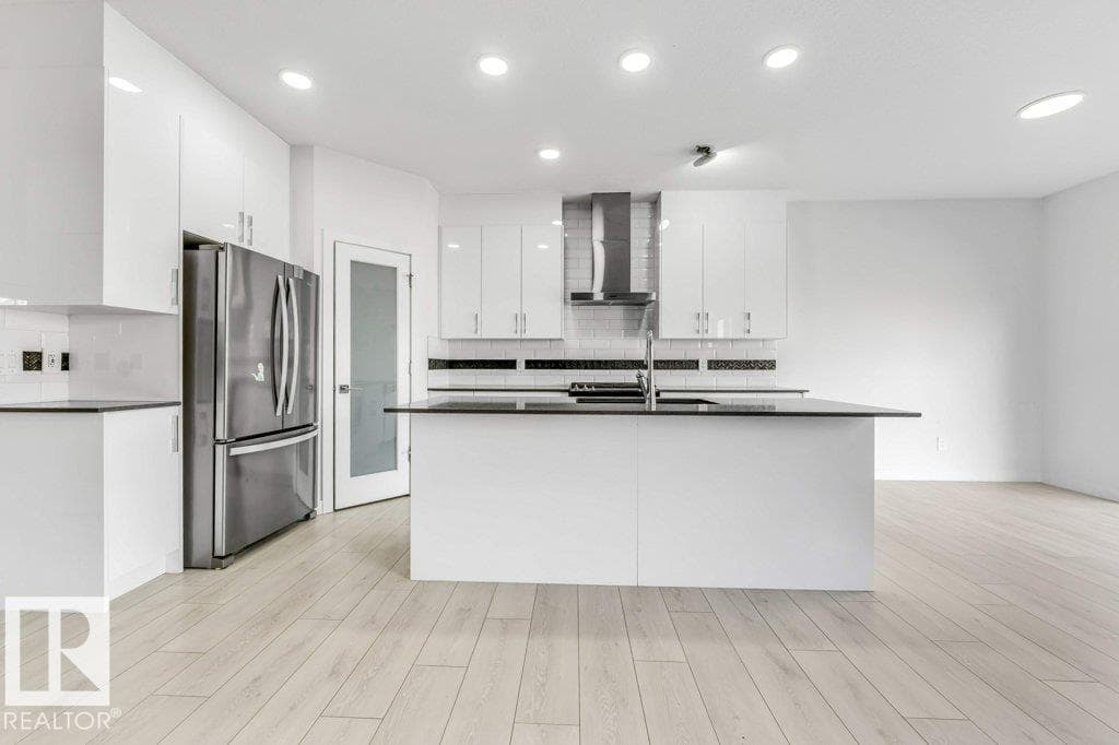 5140 23 AV SW — photo 3