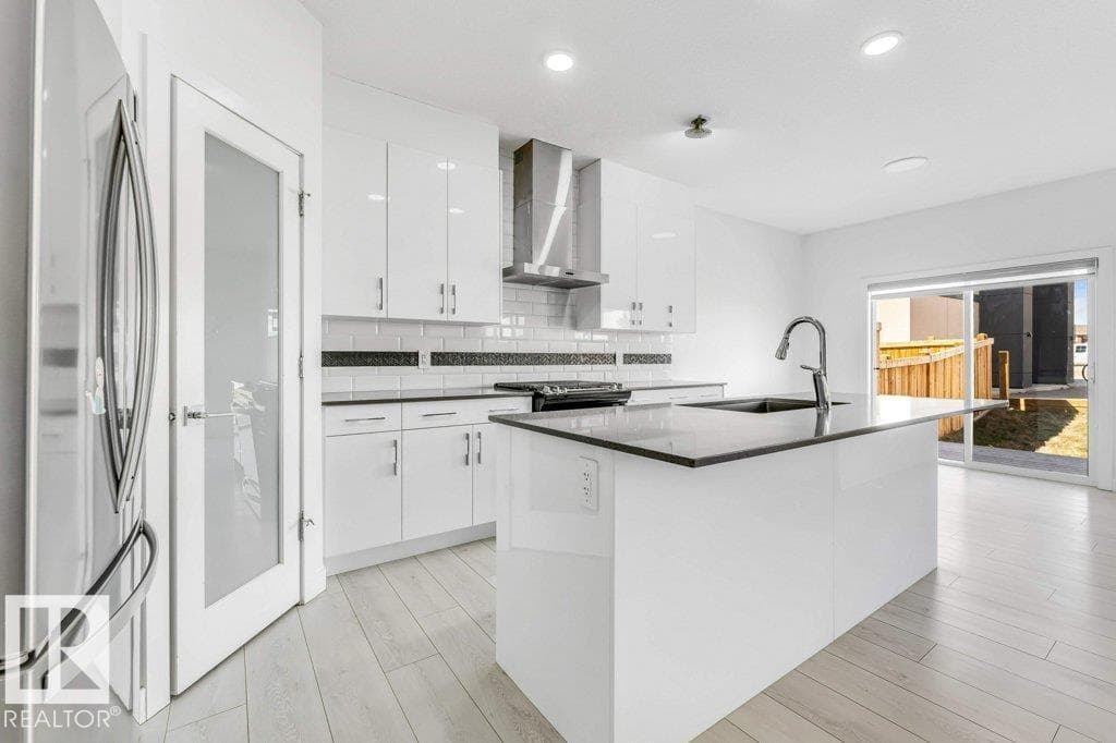 5140 23 AV SW — photo 4