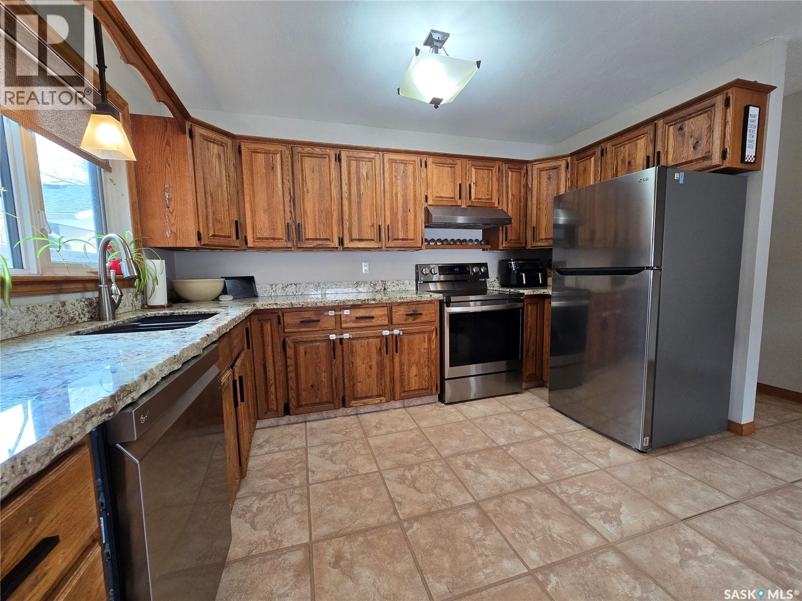 119 MONTGOMERY CRESCENT — photo 4