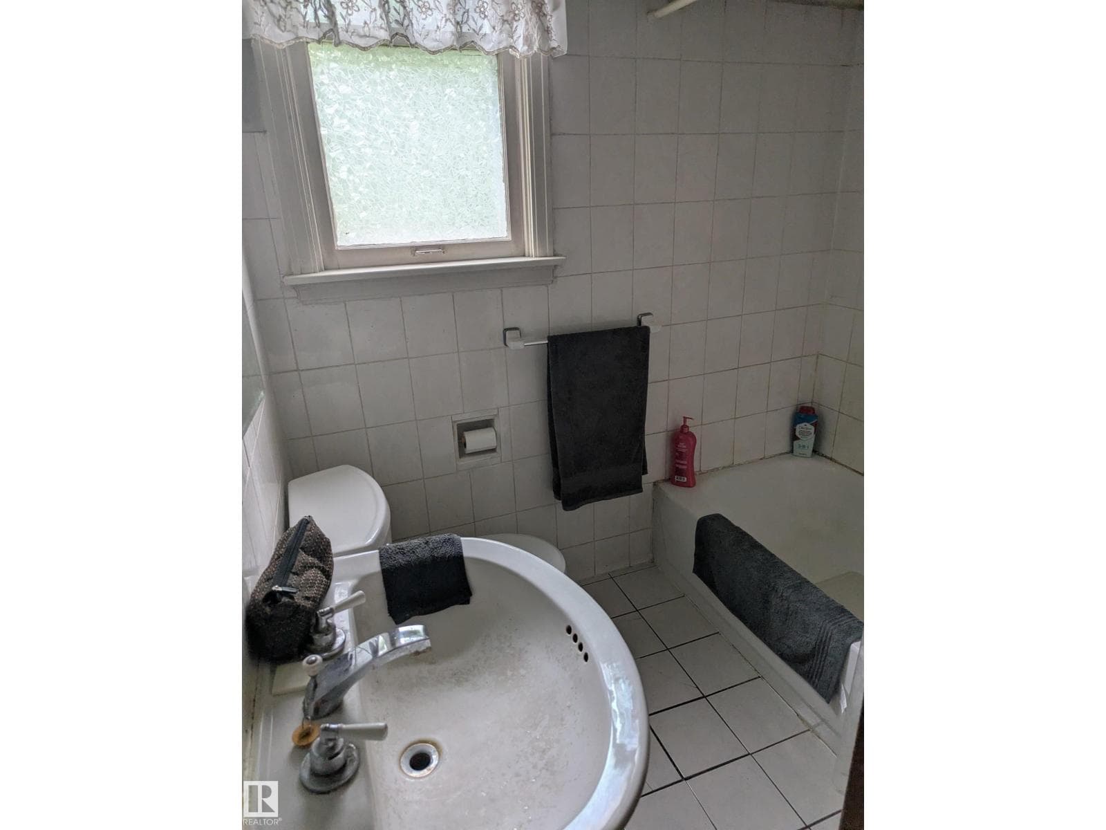 10610 60A AV NW — photo 4