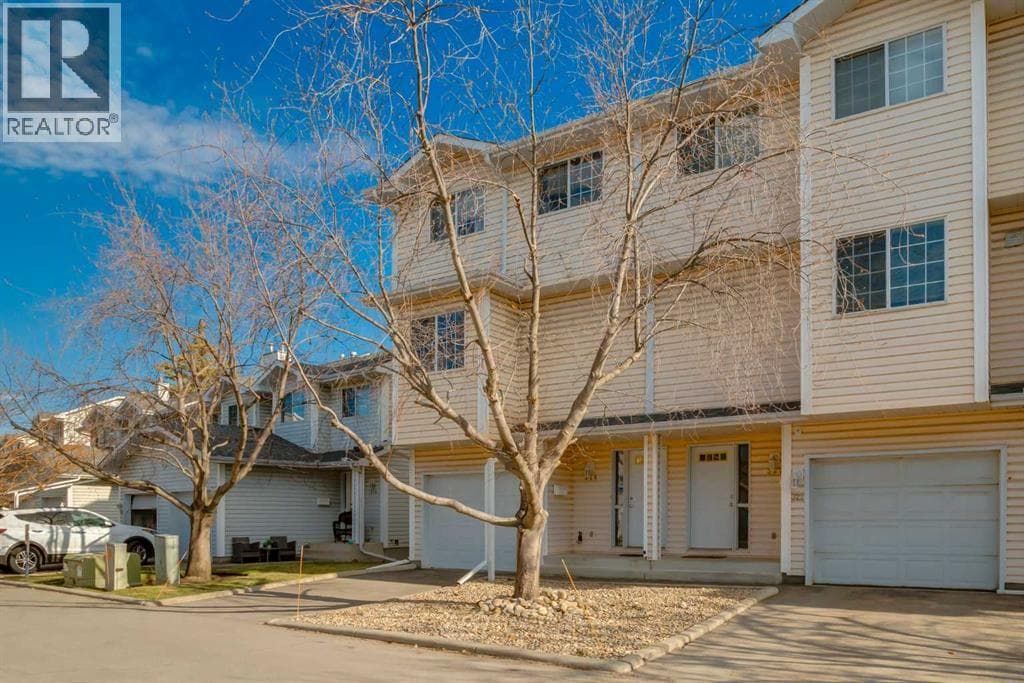 318 Hawkstone Manor NW — photo 2