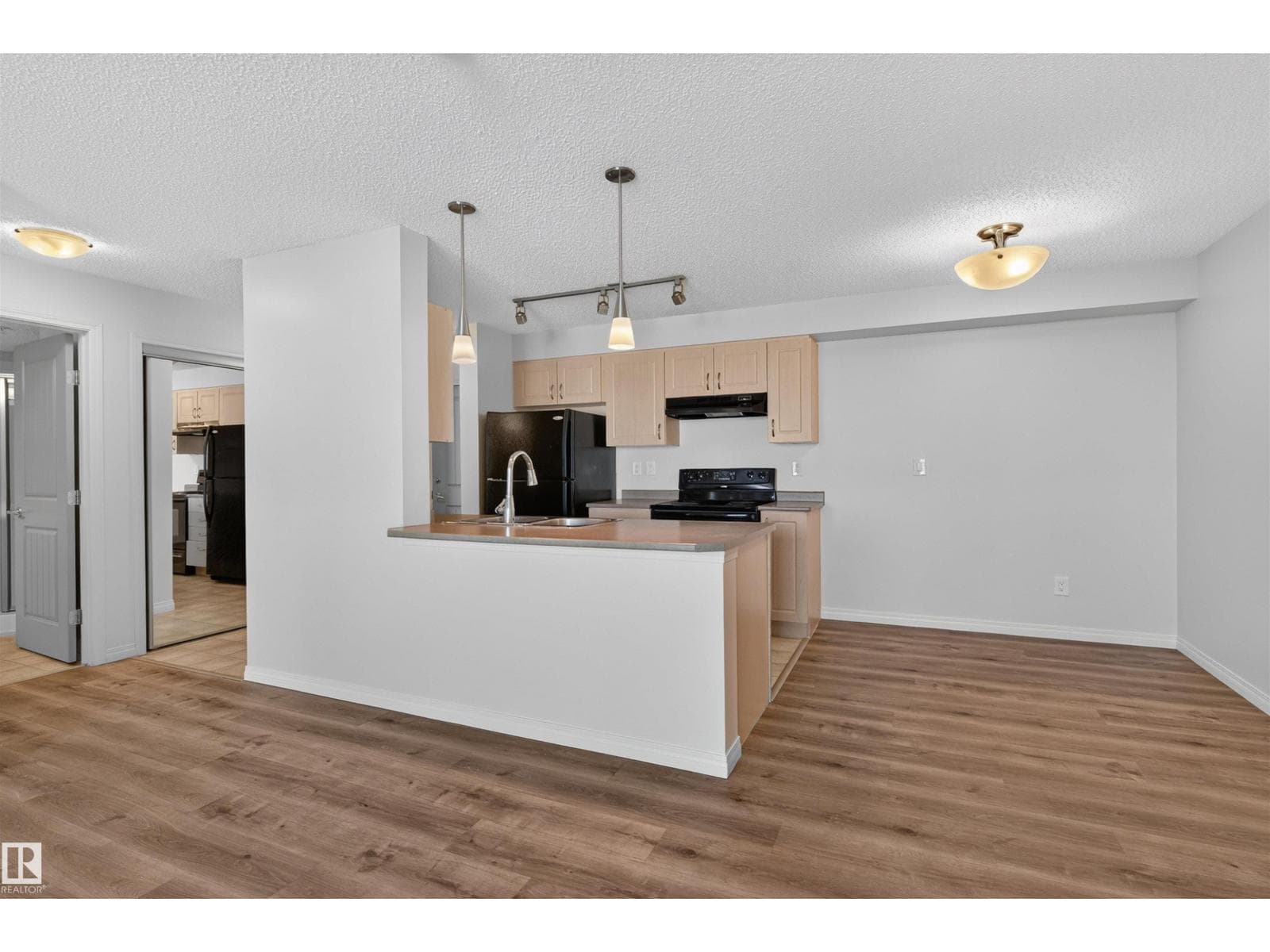 #405 13907 136 ST NW — photo 5