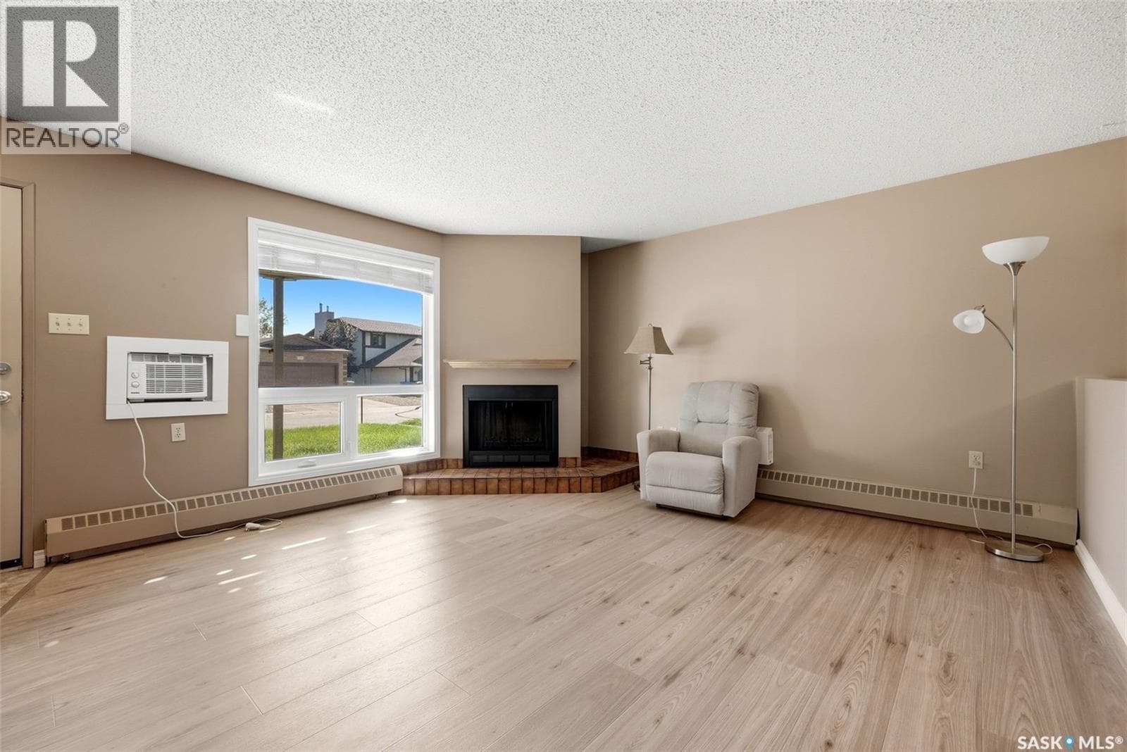 102 2921 Harding STREET — photo 2