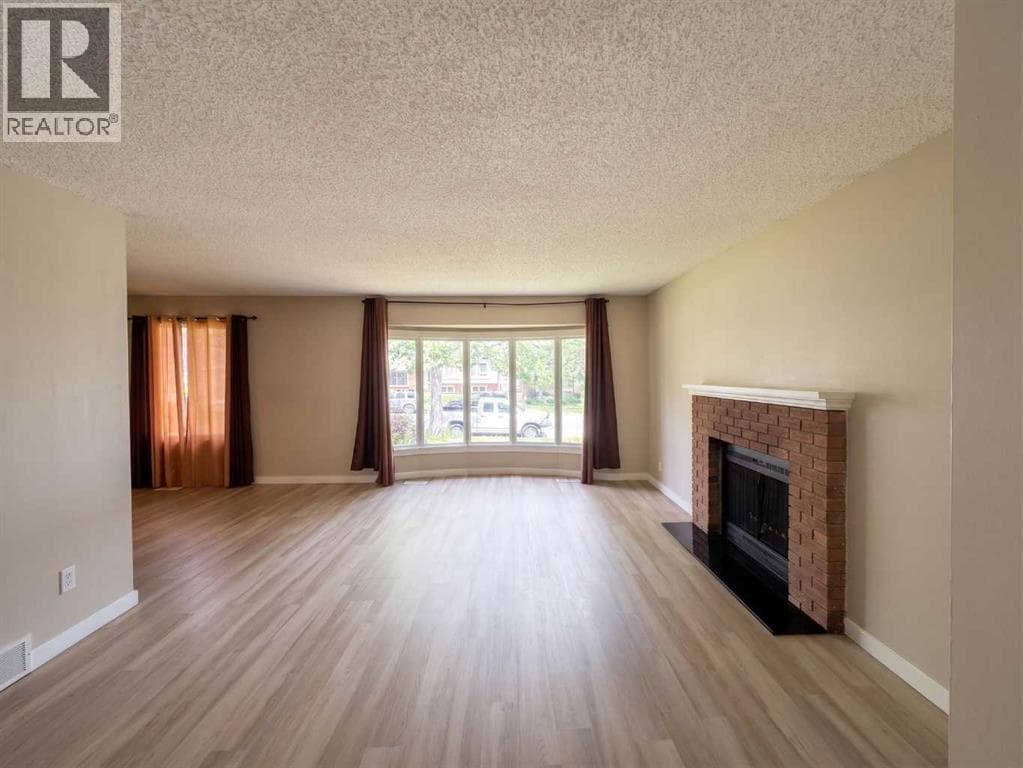 1095 Berkley Drive NW — photo 4
