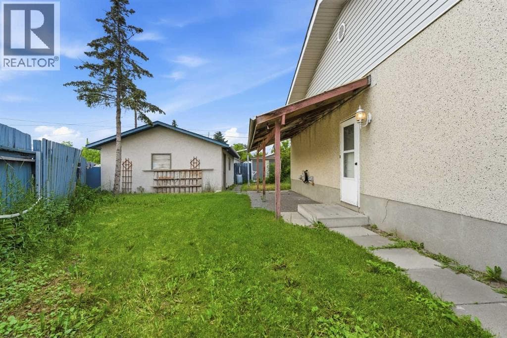945 Marcombe Drive NE — photo 3