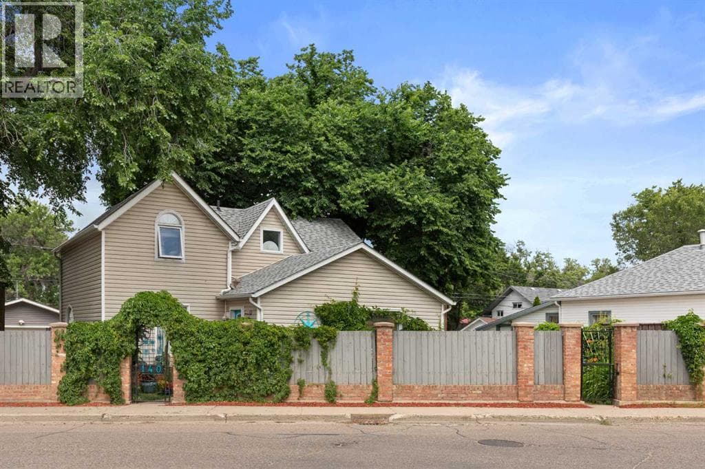 140 6 Street SE — photo 2