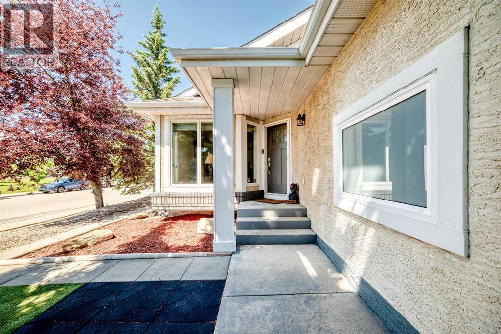 4 Valley Meadow Close NW — photo 2