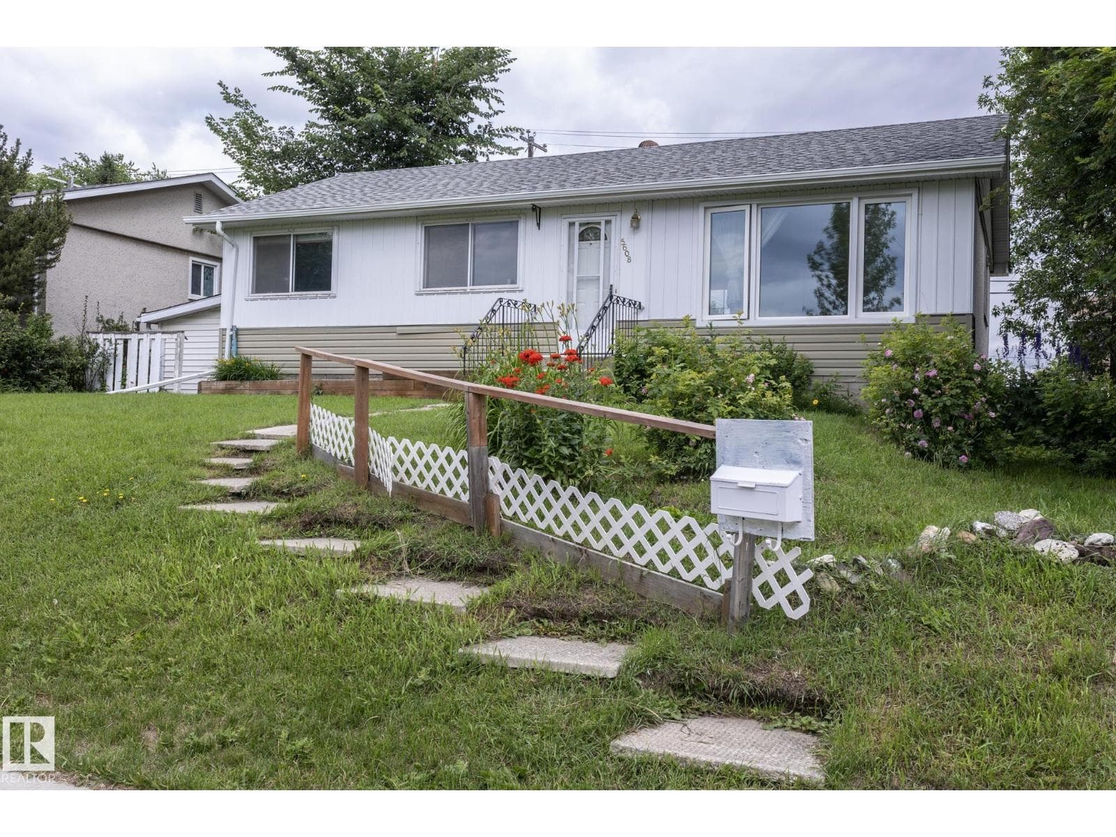 5608 122 AV NW