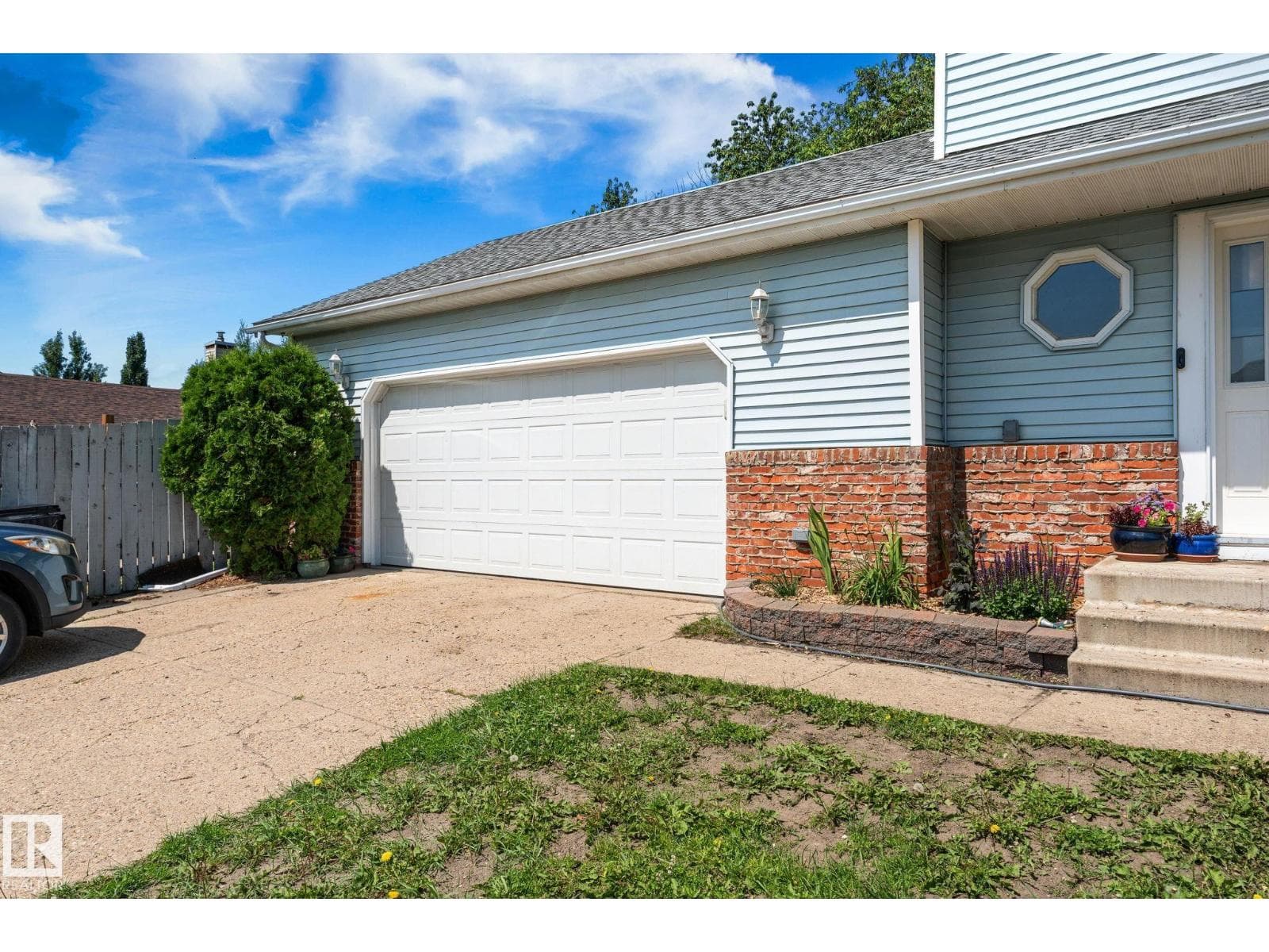 354 VILLAGE DR — photo 4
