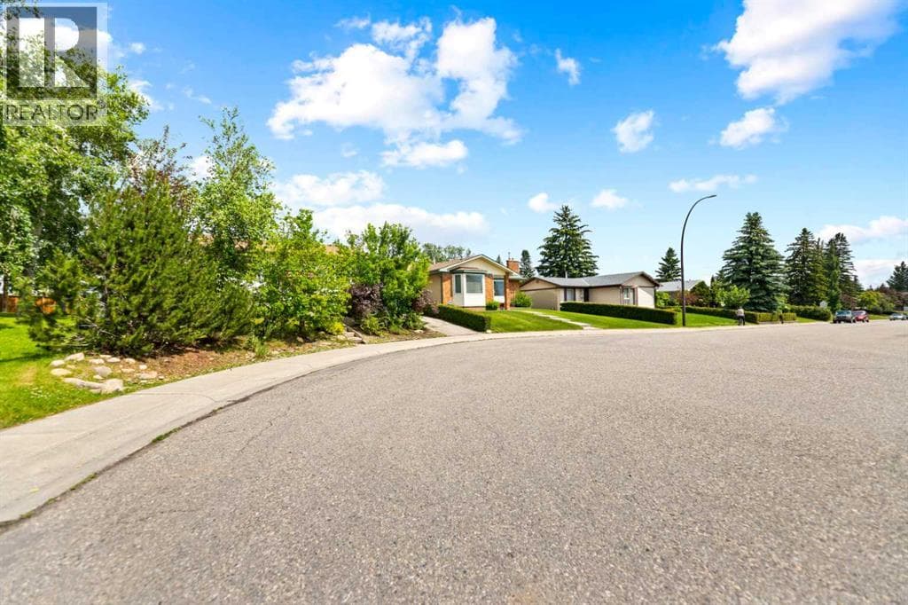 323 maddock Crescent NE — photo 3